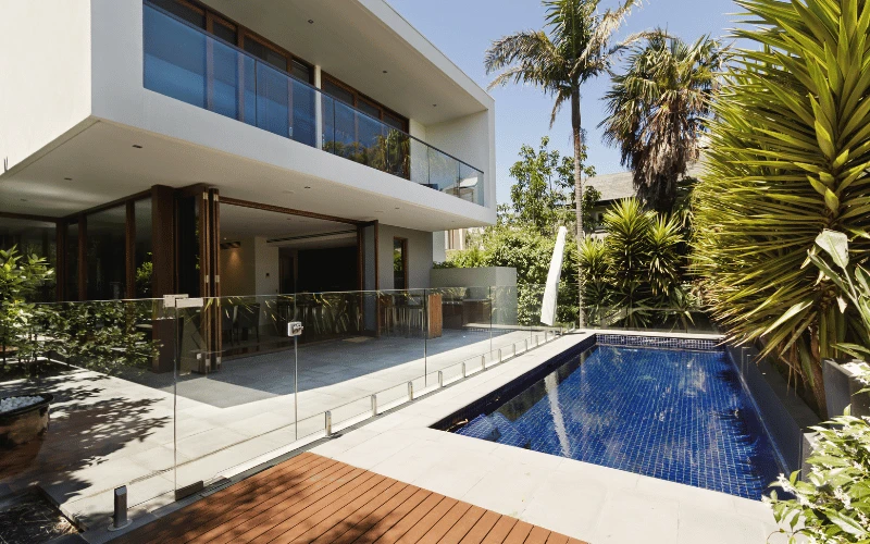 Niederösterreich-Poolbau-Kunstvoller-Pool-mit-Mosaikfliesen Niederosterreich Poolbau Kunstvoller Pool mit Mosaikfliesen