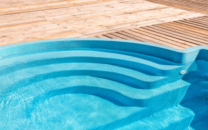 Schwimmbadbau-Niederösterreich-Infinity-Pool-mit-Bergblick Schwimmbadbau Niederosterreich Infinity Pool mit Bergblick