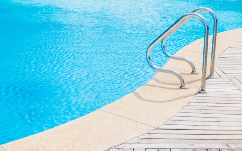 Schwimmbadbau-Niederösterreich-Pool-mit-Unterwasserbeleuchtung Schwimmbadbau Niederosterreich Pool mit Unterwasserbeleuchtung